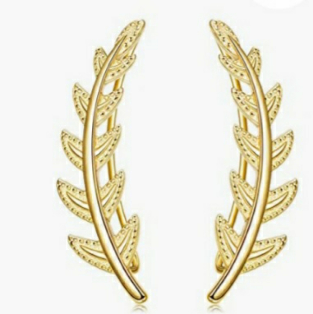Gold tone hypoallergenic leaf ear crawler